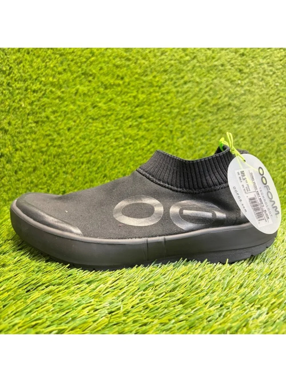 OOFOS OOmg eeZee Low Mens Size 9.5 Black Casual Classic Recovery Slip On Shoes